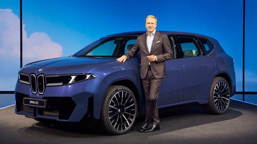 Oliver Zipse framför en blå BMW iX3 Neue Klasse