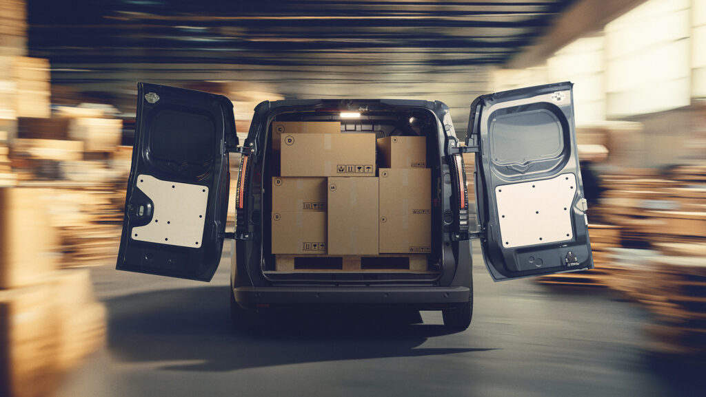 Renault Trafic E-Tech med öppna bakdörrar.