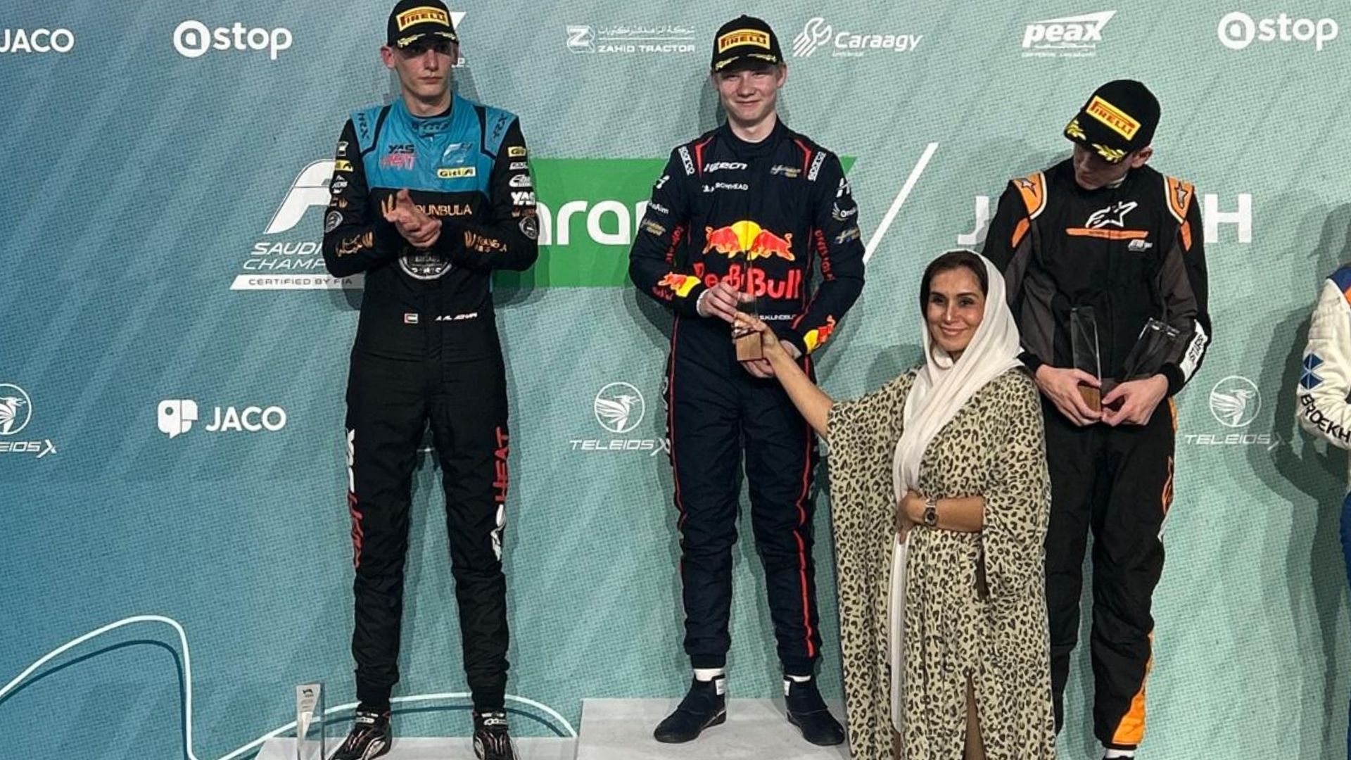 Scott Kin Lindblom på prispallen efter vinsten i F4 Saudi på Jeddah Corniche Circuit.