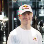 Scott Kin Lindblom framför sitt prisskåp