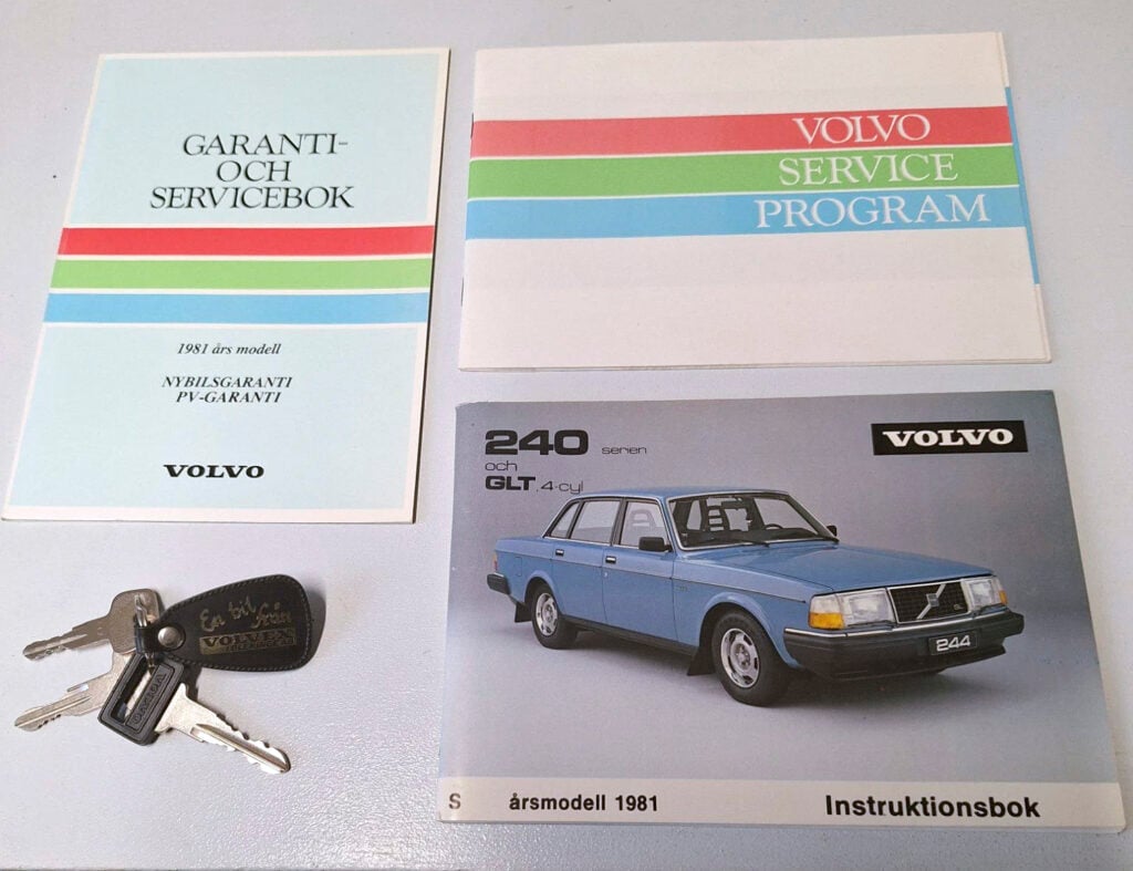 Ljusblå Volvo 244 1981 handlingar och nycklar