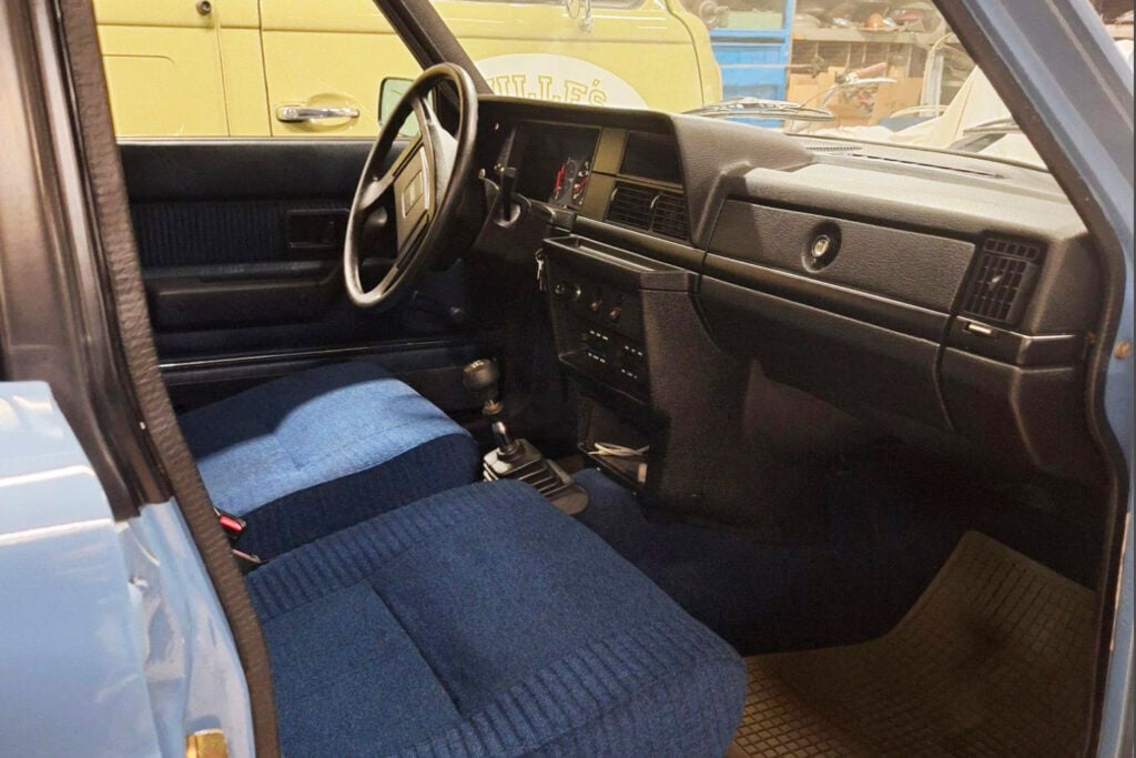 Ljusblå Volvo 244 1981