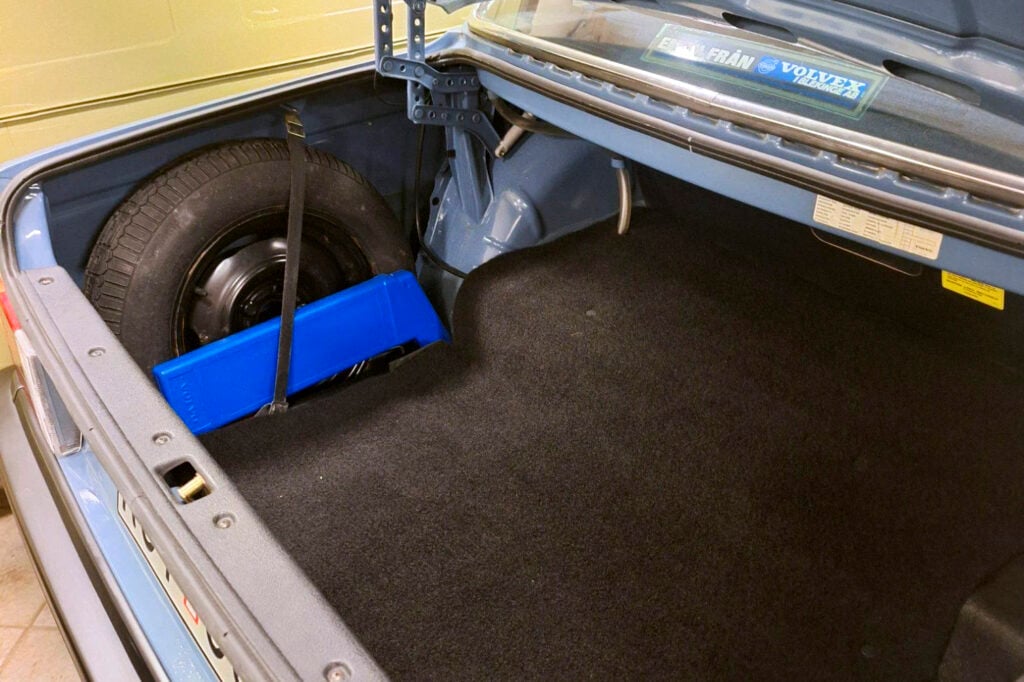 Ljusblå Volvo 244 1981 baklucka