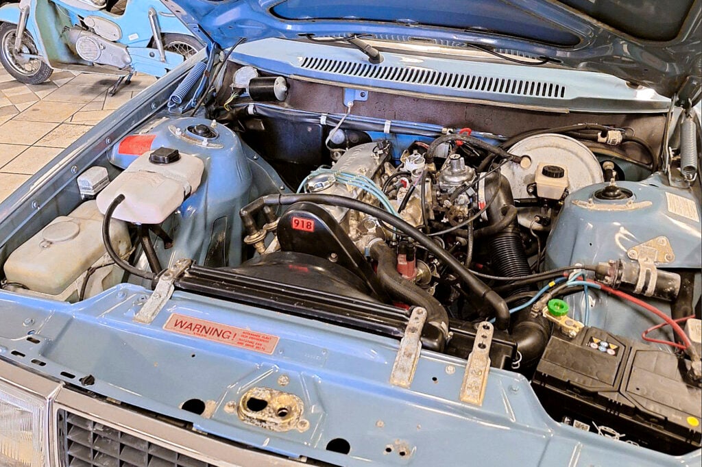 Ljusblå Volvo 244 1981 motorutrymme