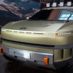 Doug DeMuro framför Hyundai Crater