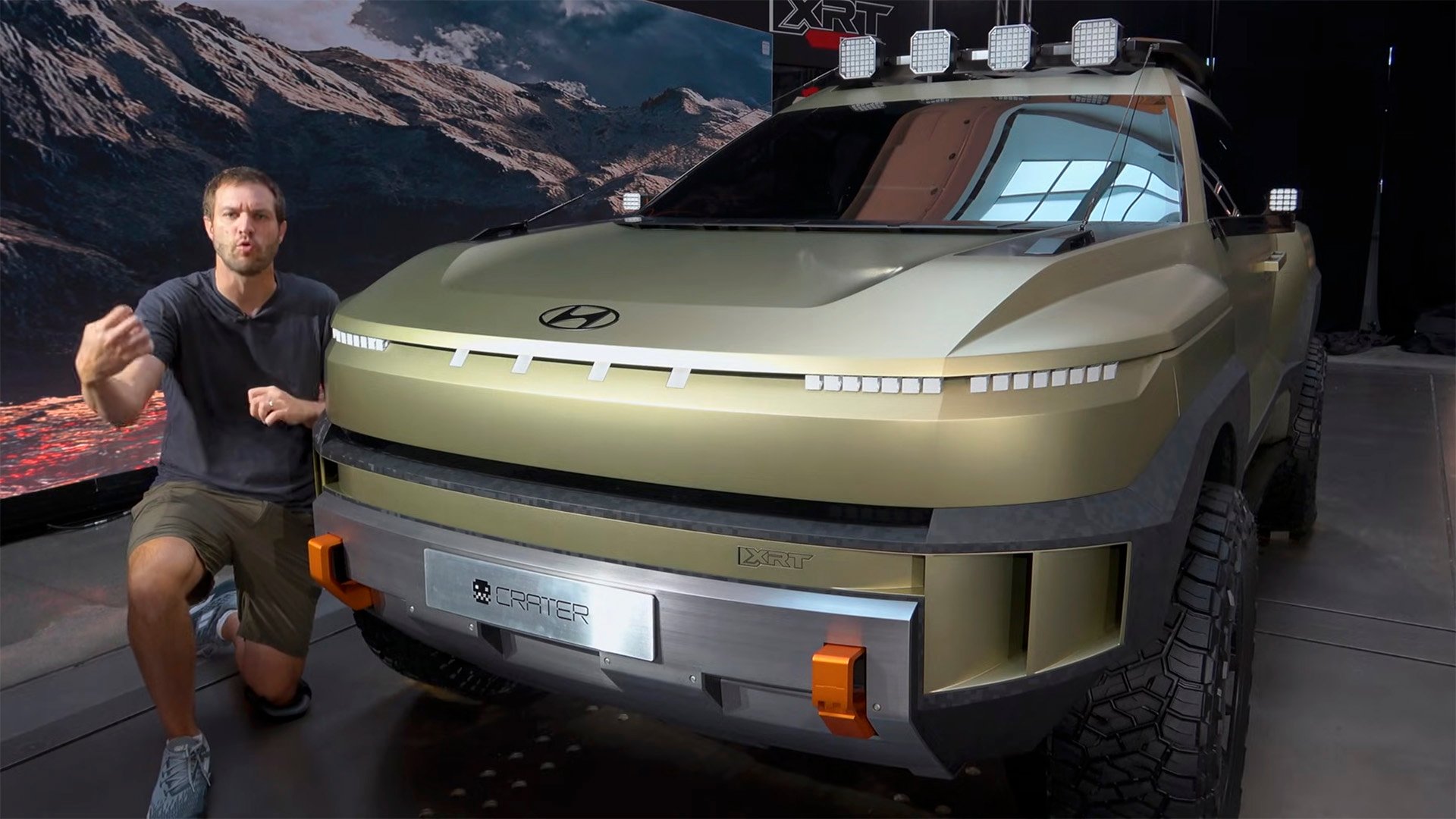 Doug DeMuro framför Hyundai Crater