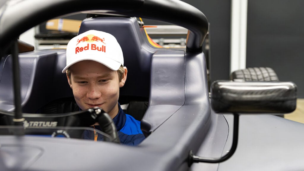 Scott Kin Lindblom bakom ratten på en Formel 4-bil