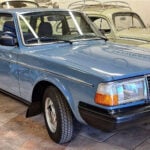 Ljusblå Volvo 244 1981