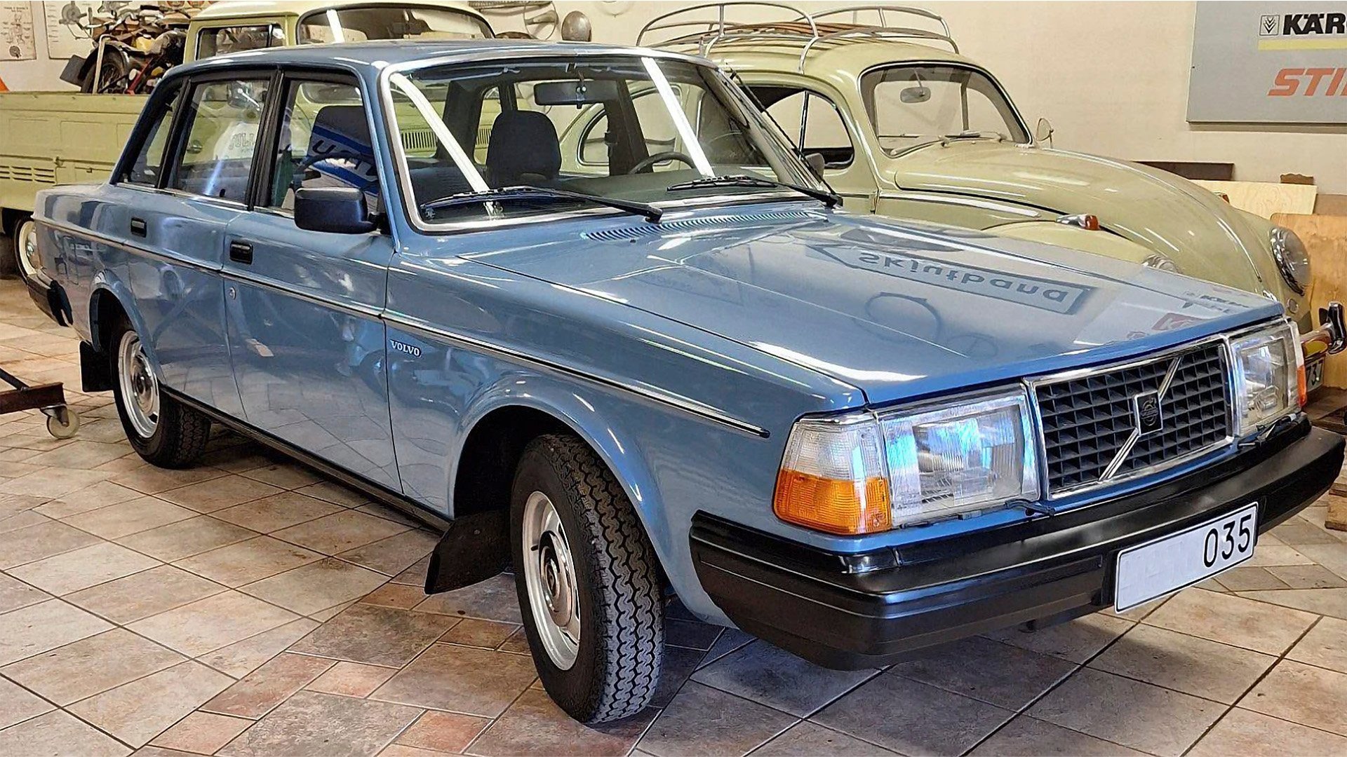 Ljusblå Volvo 244 1981