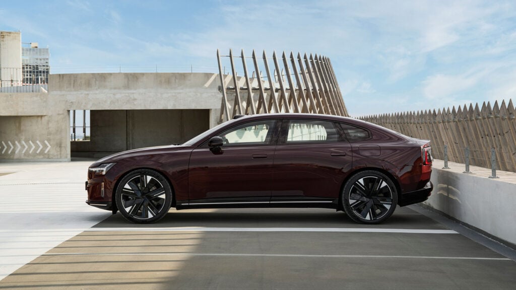 Lila Volvo ES90 i profil i futuristisk urban miljö.