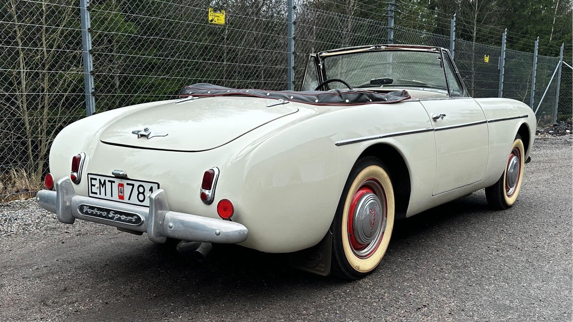 Vit Volvo Sport P1900 bakifrån