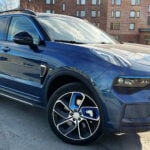 Blå Lynk & Co snett framifrån.