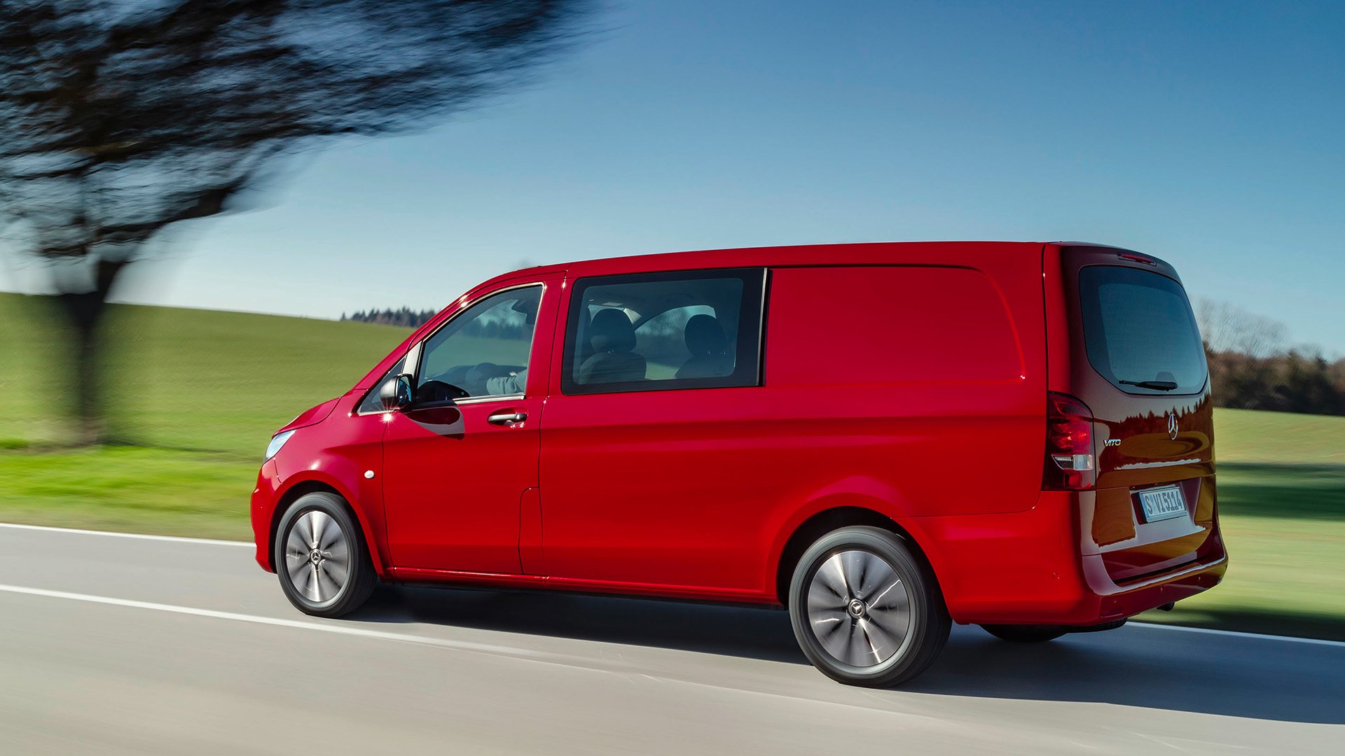 Röd transportbil från Mercedes-Benz