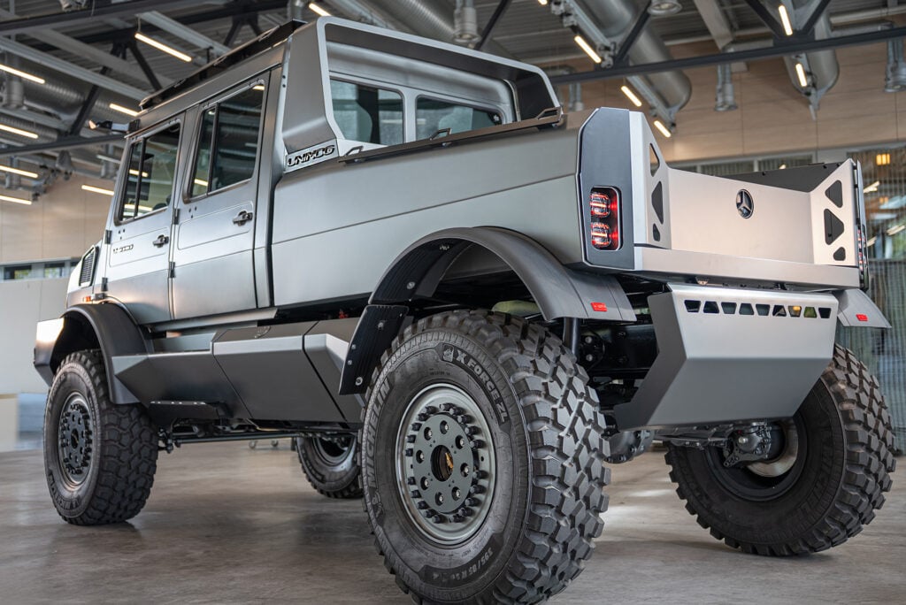 Mercedes-Benz lyx-Unimog  snett bakifrån