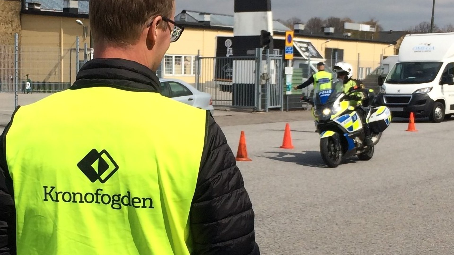 Kronofogde med reflexväst