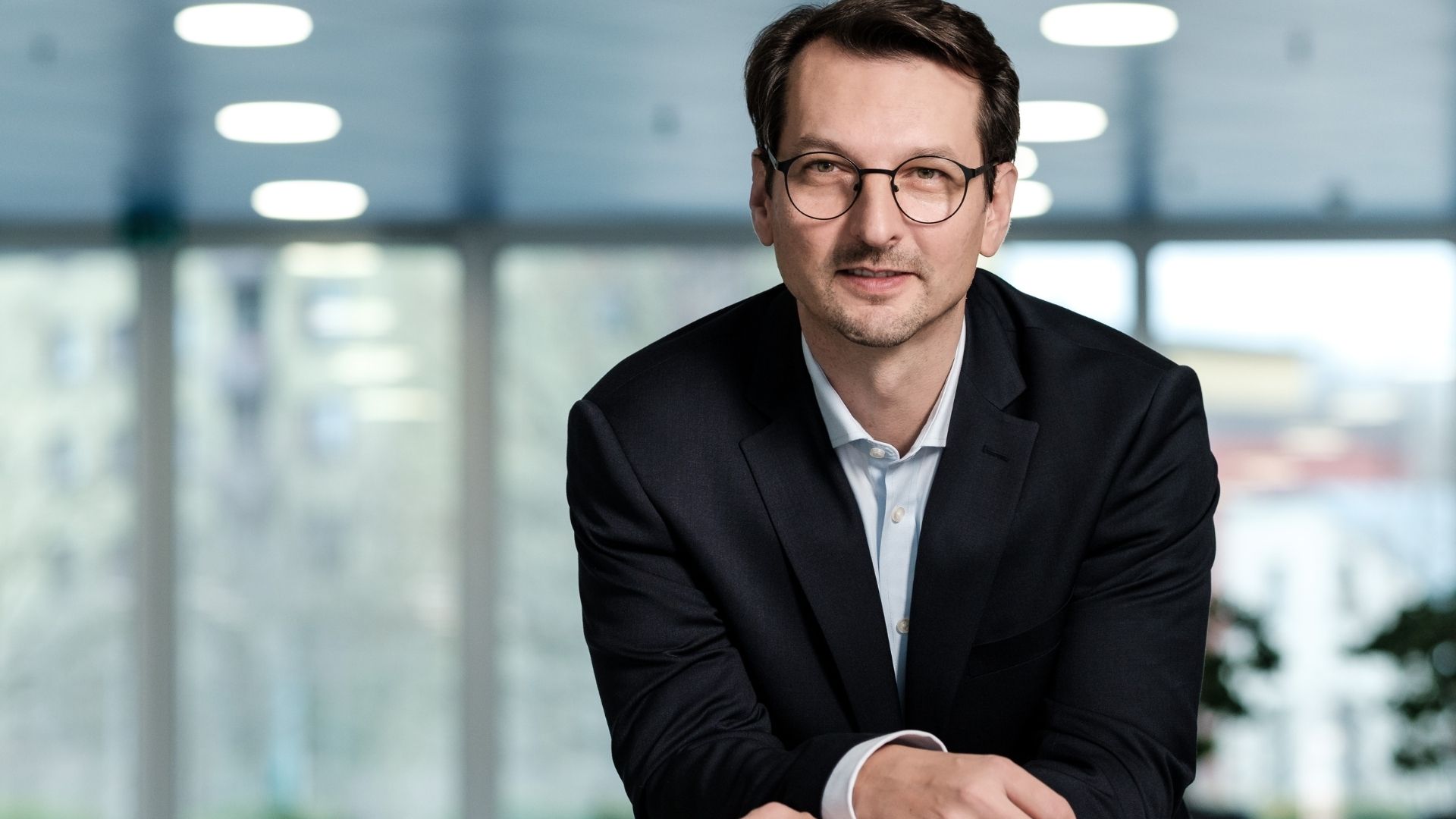 BMW:s tillträdande vd Milan Nedeljkovic i kontorsmiljö