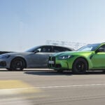 Grå Audi RS4 25 Years bakom en BMW M3 Touring på en motorbana.