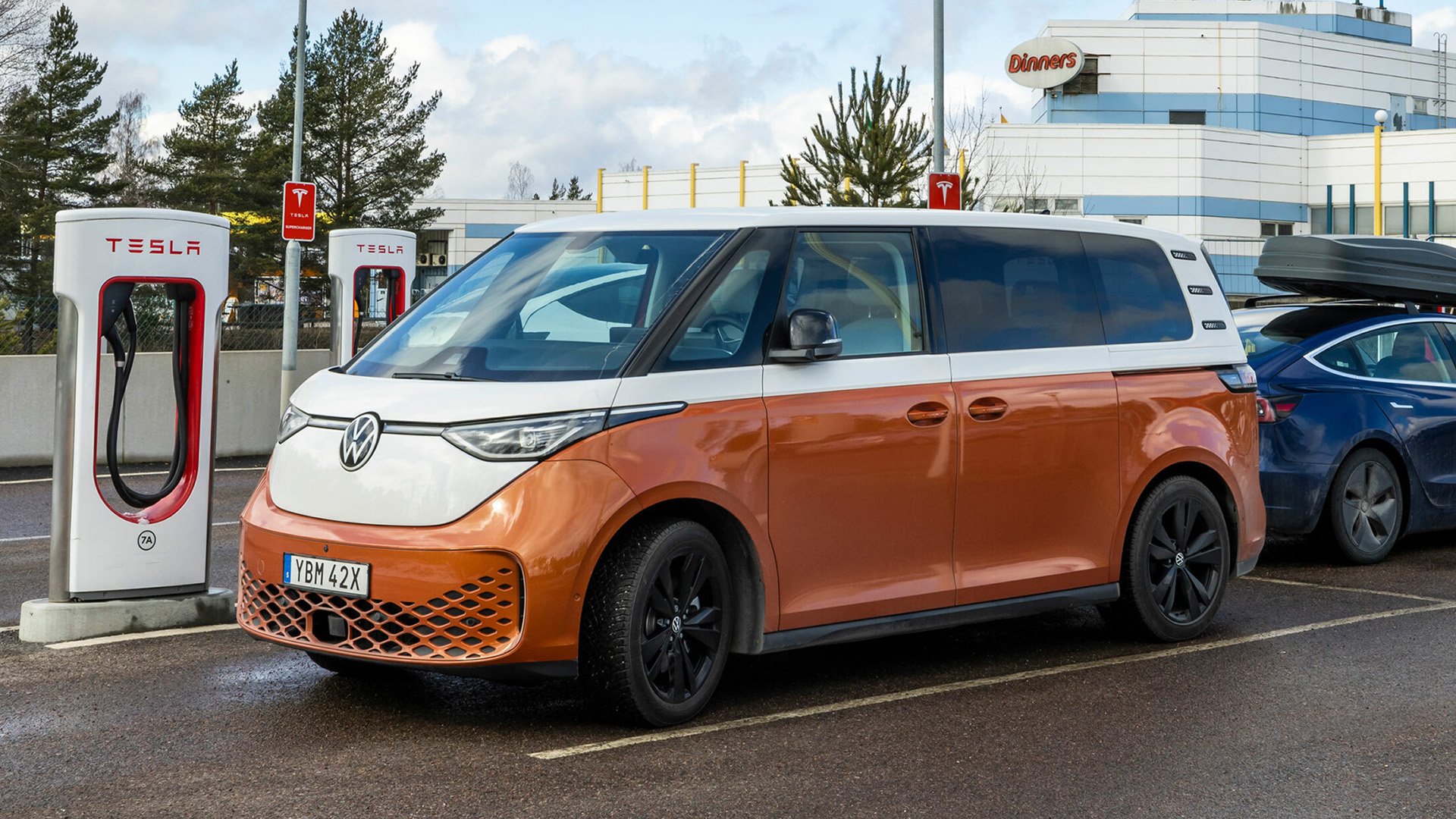 VW ID. Buzz laddar vid Tesla-laddare