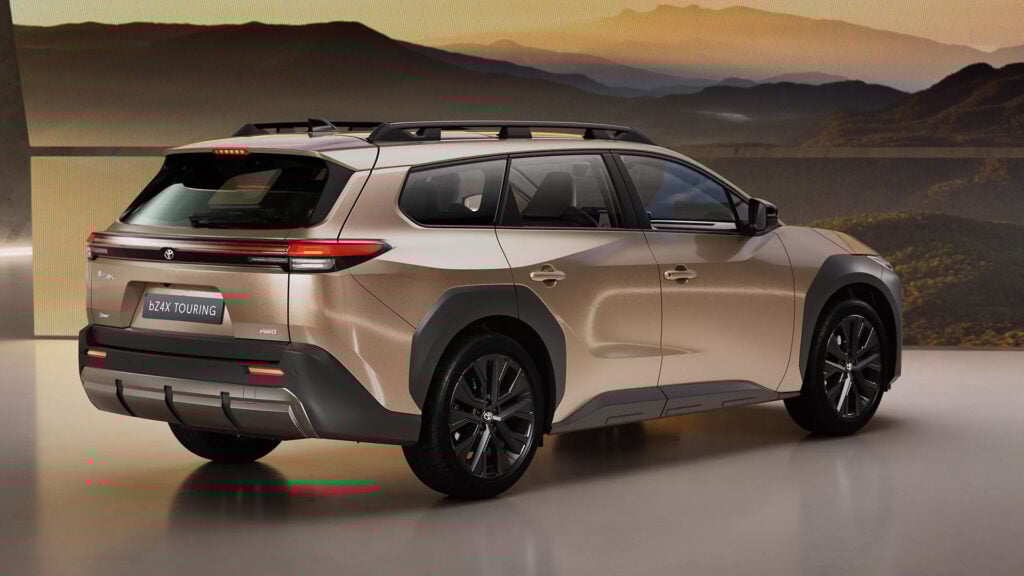 Toyota bZ4X Touring snett bakifrån