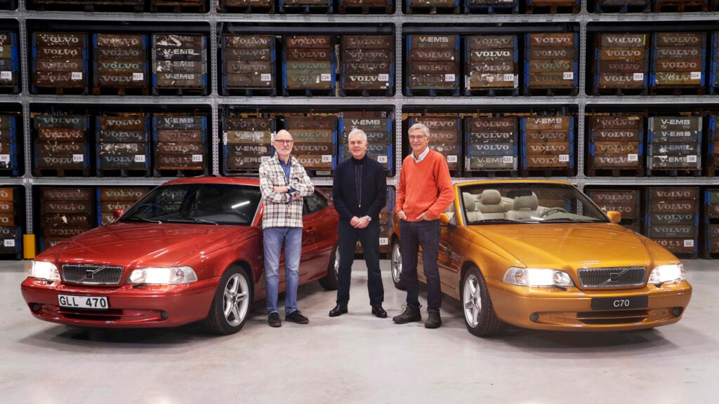 Författarna Bo Algers, Björn Fredholm och Jan-Aage Haaland tillsammans med en Volvo C70 Coupé och en Volvo C70 Cabriolet