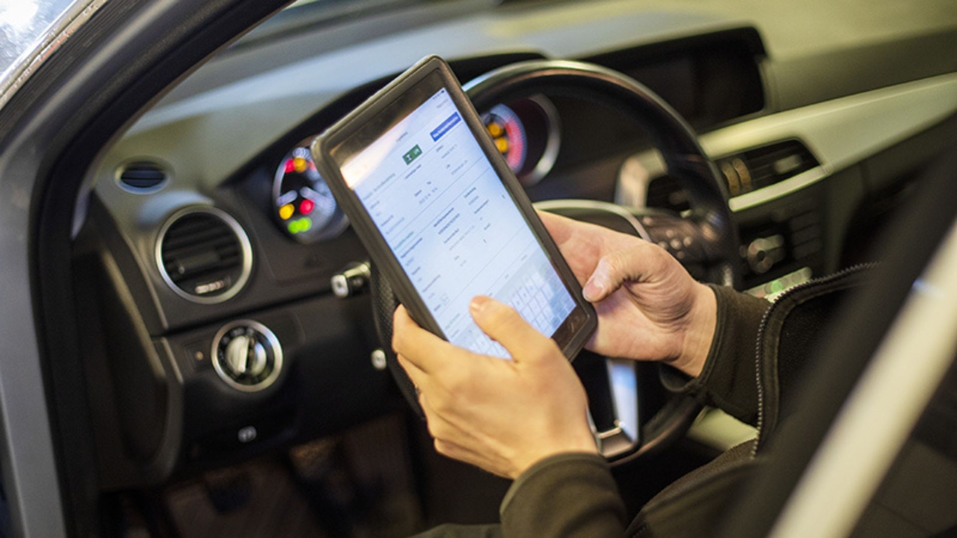 Tekniker läser av bilens eCall-system med diagnosplatta inför besiktning