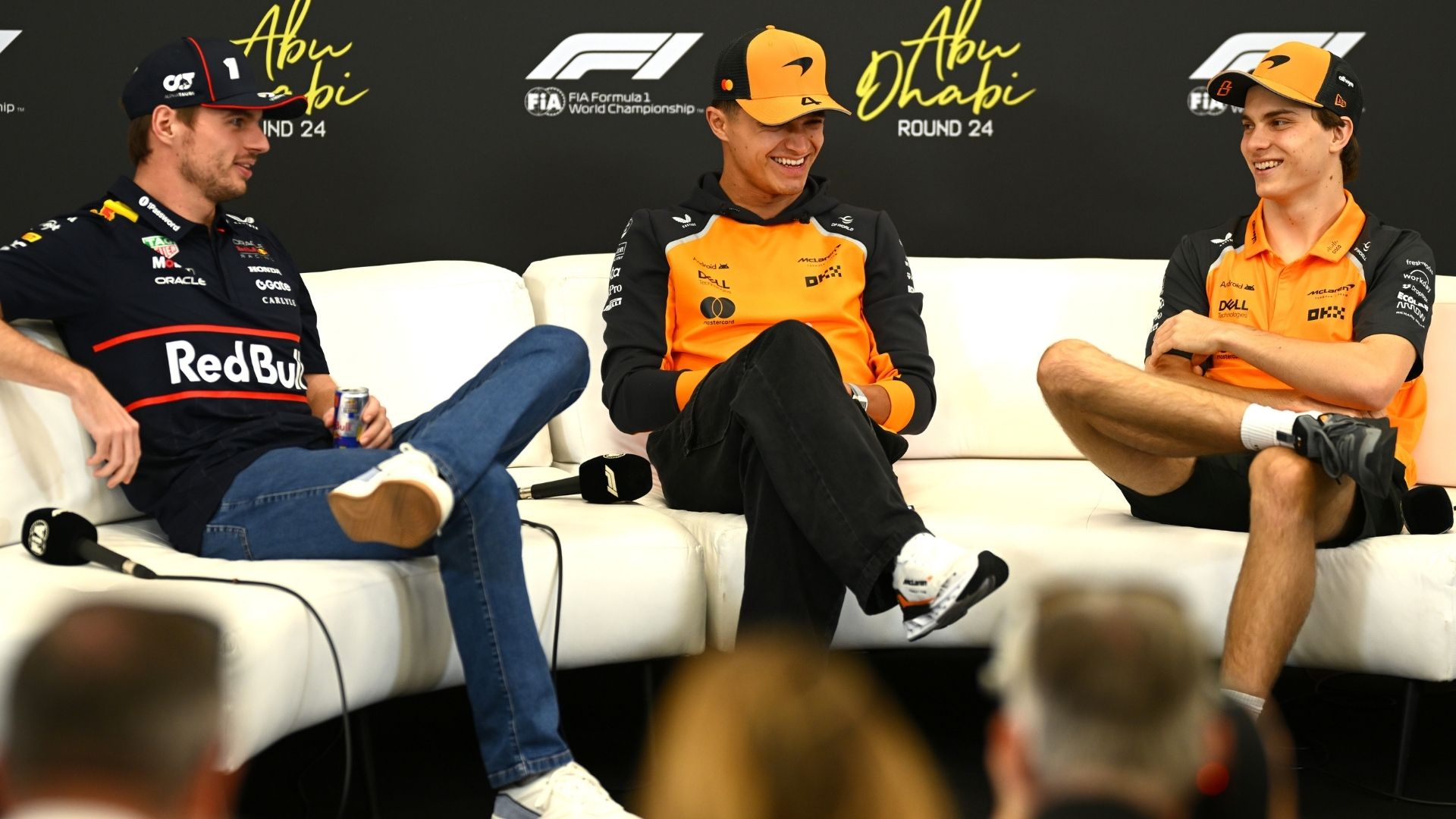 Verstappen, Norris och Piastri sitter i presskonferensen inför F1-finalen i Abu Dhabi
