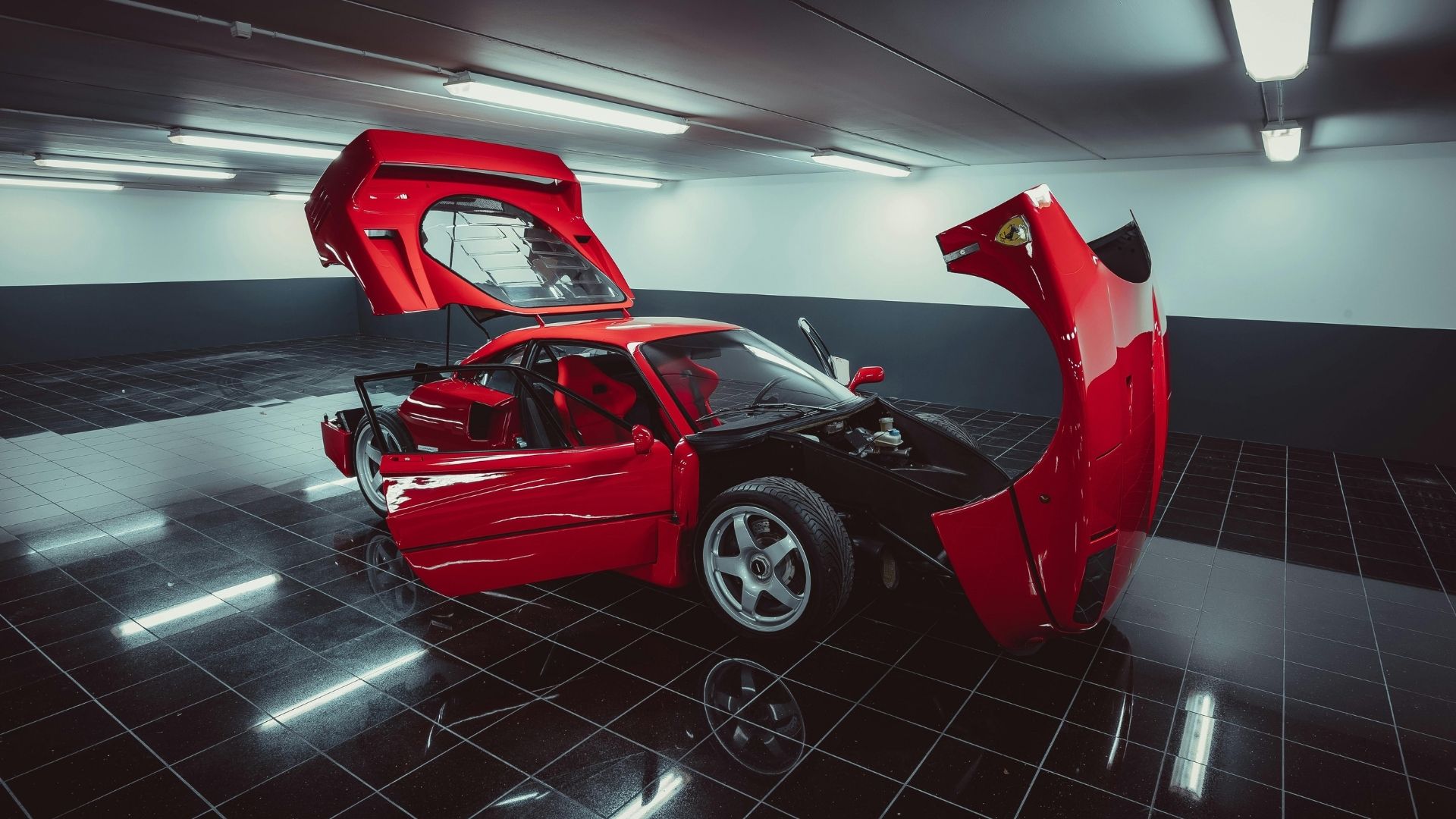Ferrari F40 med öppna karossdelar i verkstadsmiljö