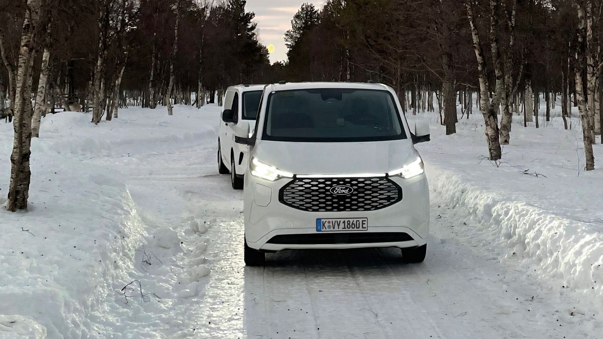 Ford E-Transit Custom AWD körs på isig vinterväg under test i skogsmiljö