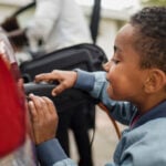 Liten pojke sätter in laddsladden