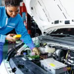 Tekniker kontrollmäter elbil