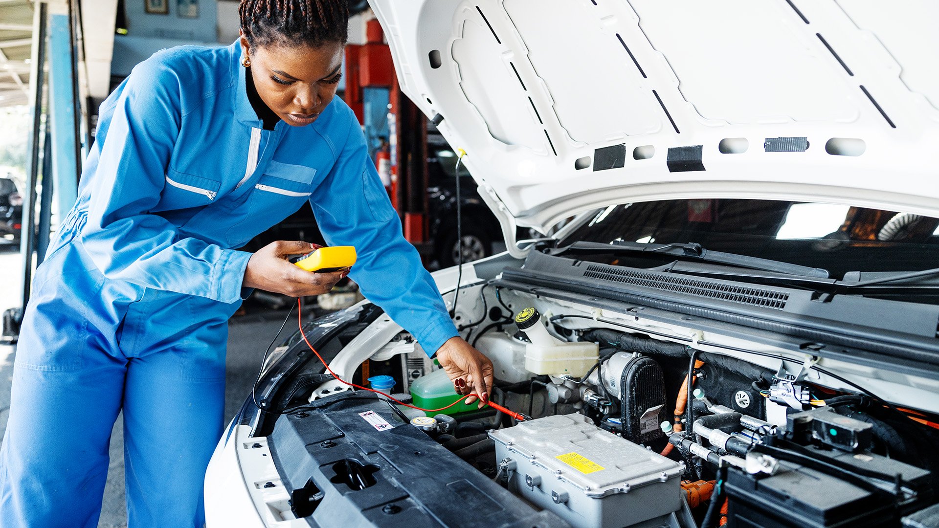 Tekniker kontrollmäter elbil