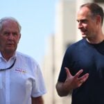 Helmut Marko och Oliver Mintzlaff promenerar och pratar i depån i Abu Dhabi