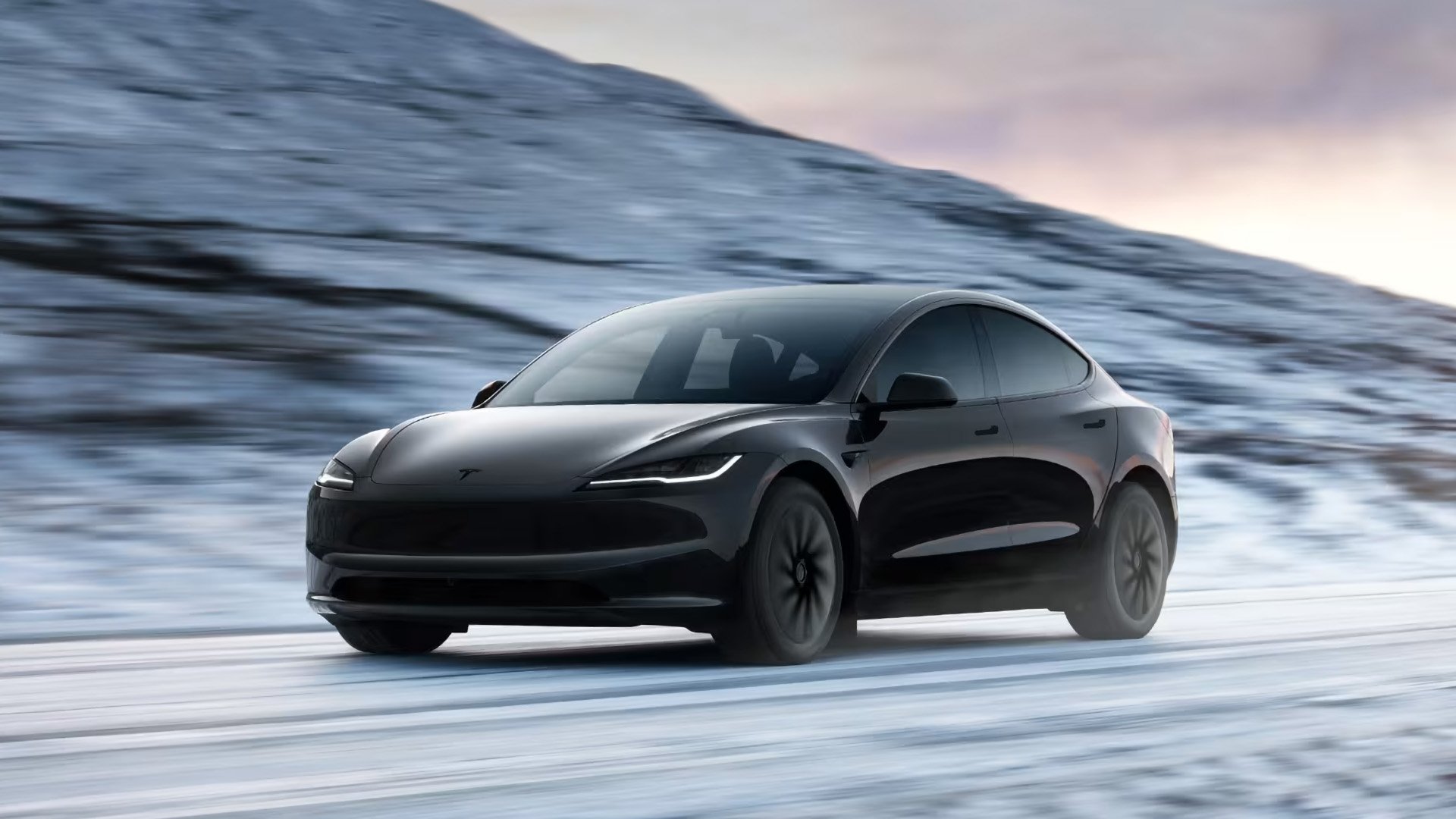 Tesla Model 3 på vinterväg
