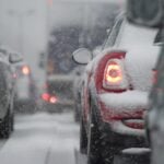 Bilar i tät vintertrafik med snö och halka på svensk väg