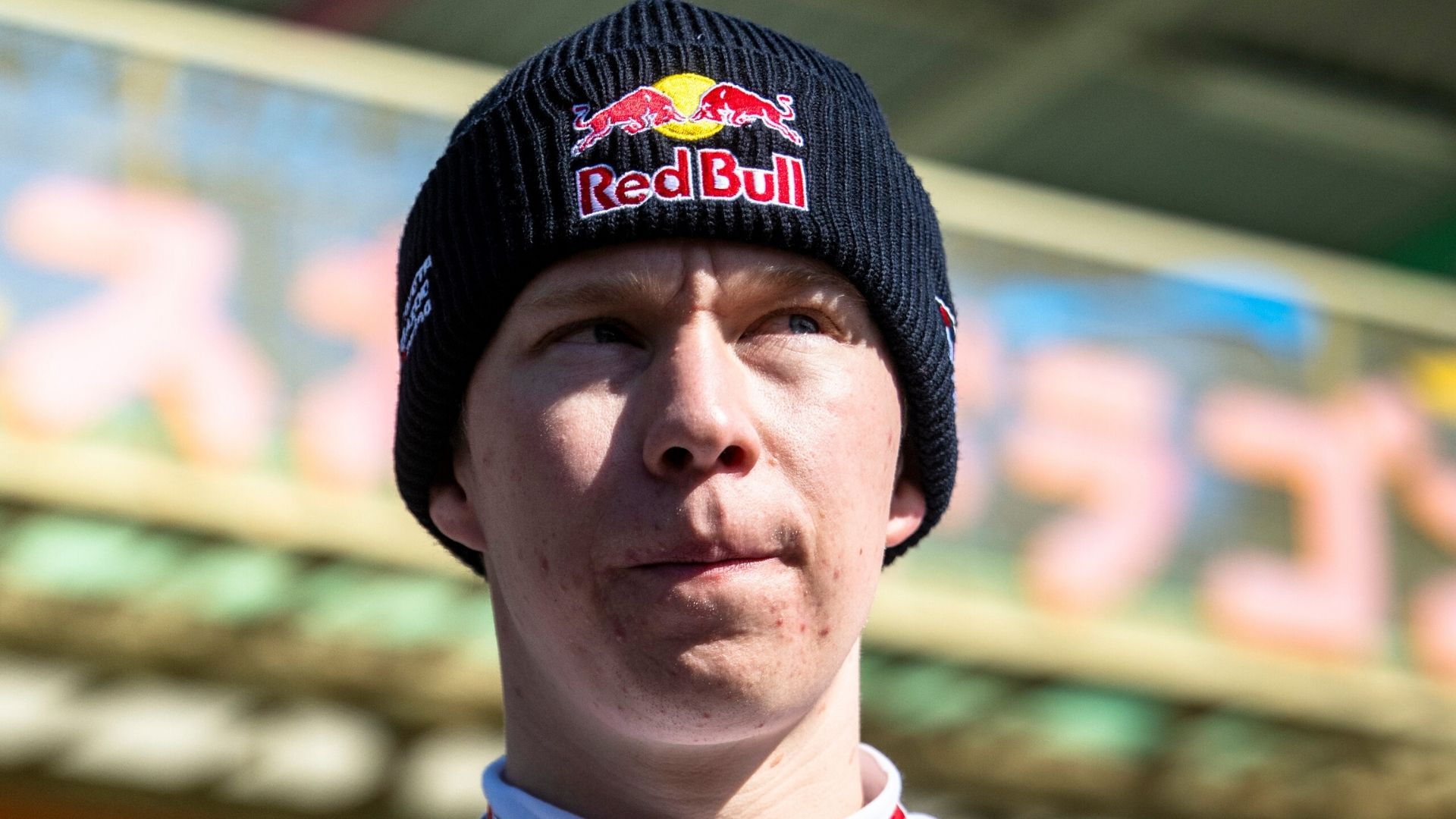 Kalle Rovanperä i mössa med Red Bull-logo inför Super Formula-test på Suzuka.