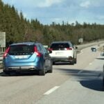 Bilar som ligger tätt på svensk motorväg