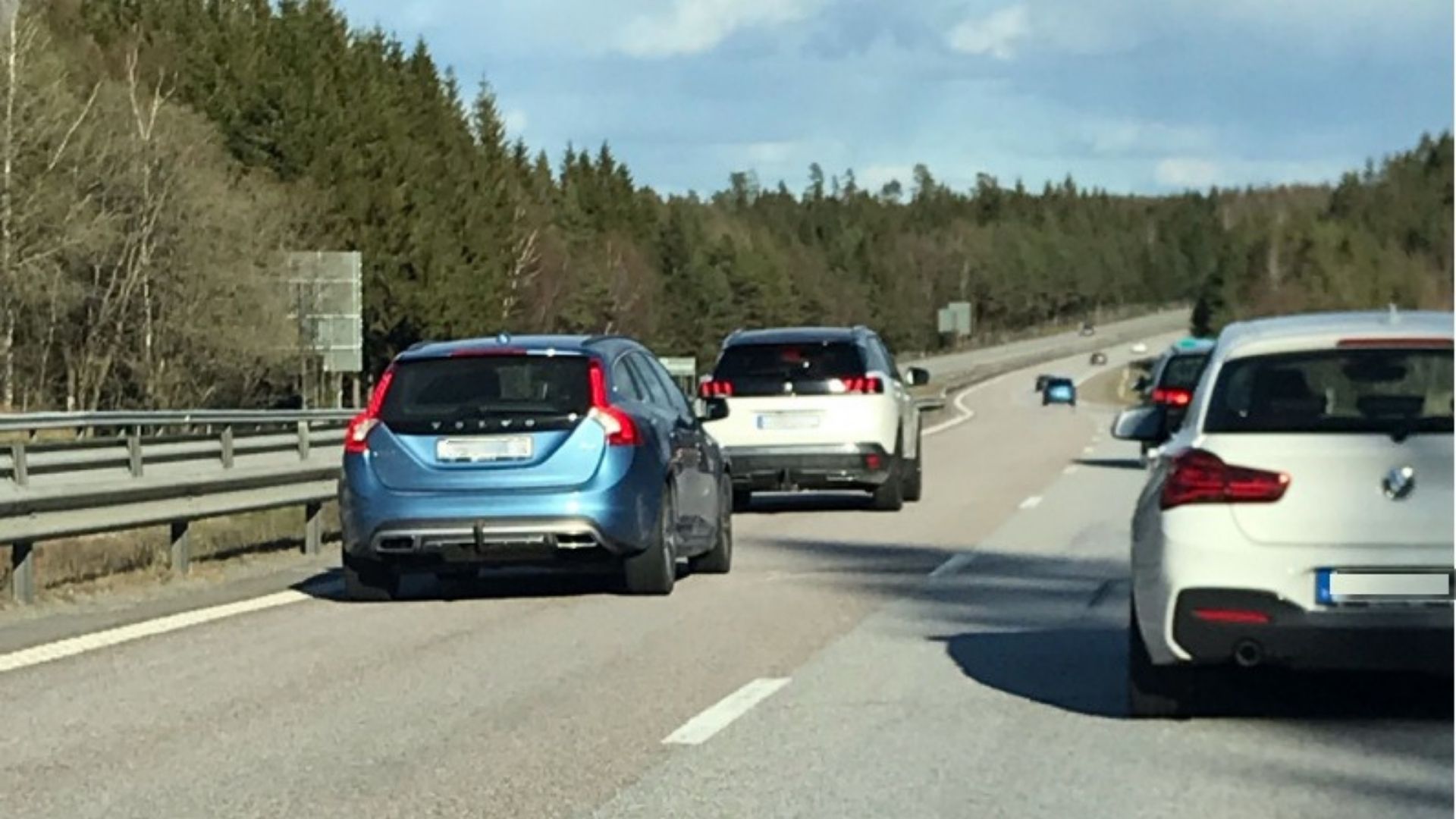 Bilar som ligger tätt på svensk motorväg