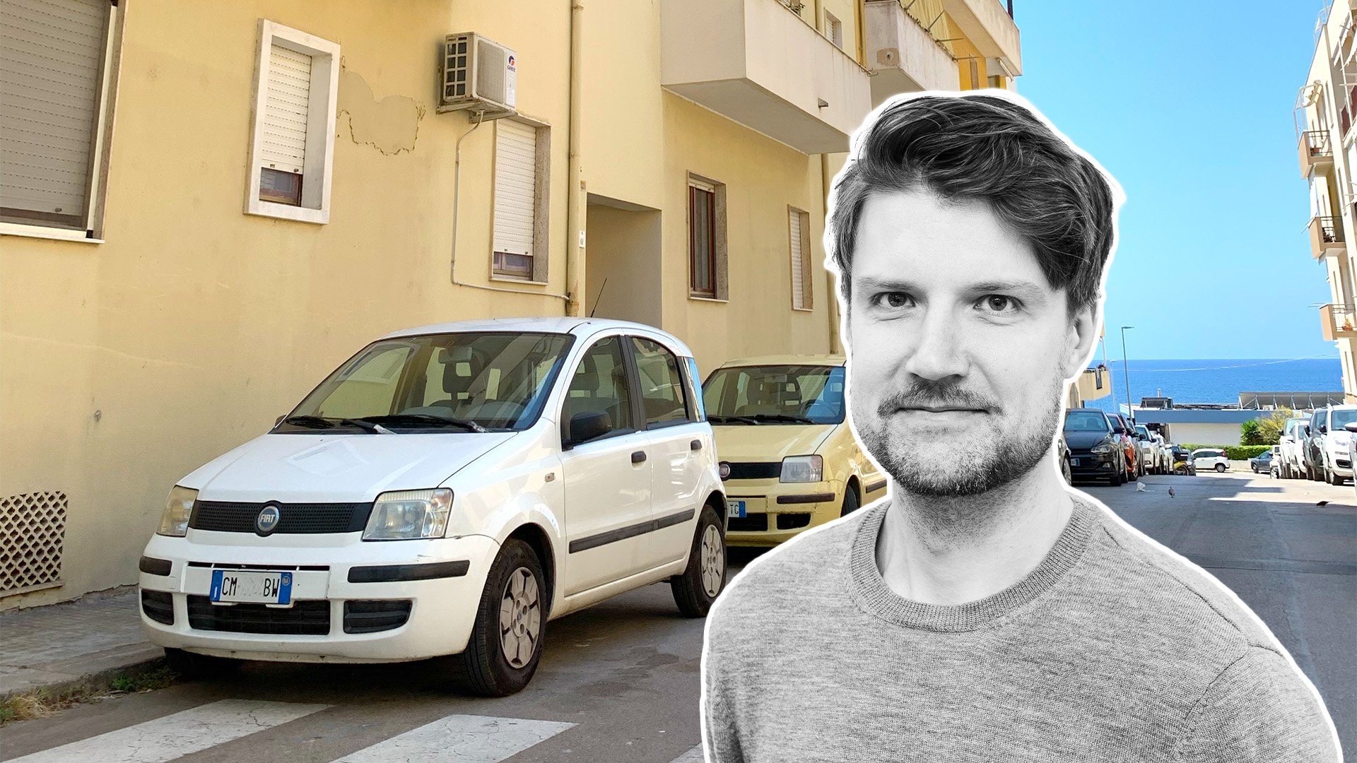 John Sempill infälld på en bild med flera parkerade bilar och havet i bakgrunden.