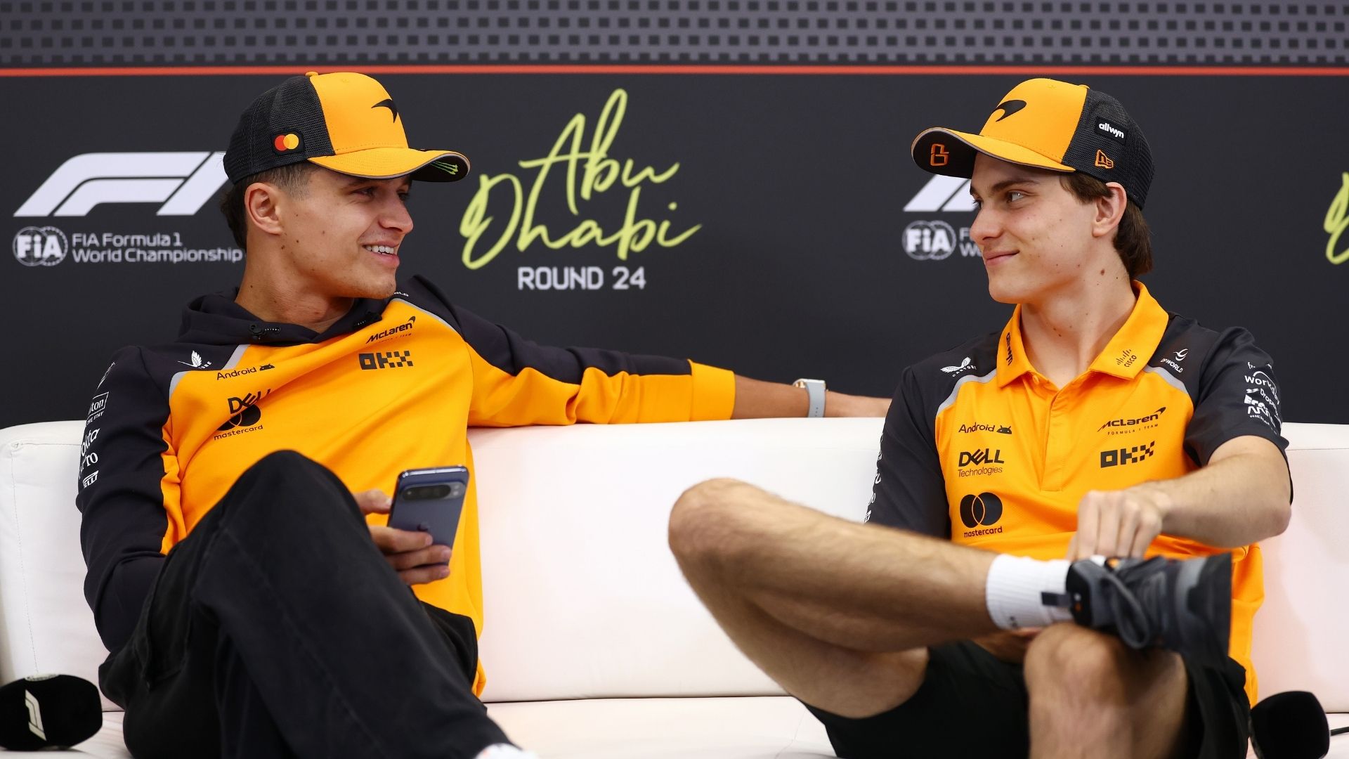 Lando Norris och Oscar Piastri sitter avslappnat