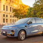 Blå Leapmotor B10 snett framifrån i stadsmiljö.