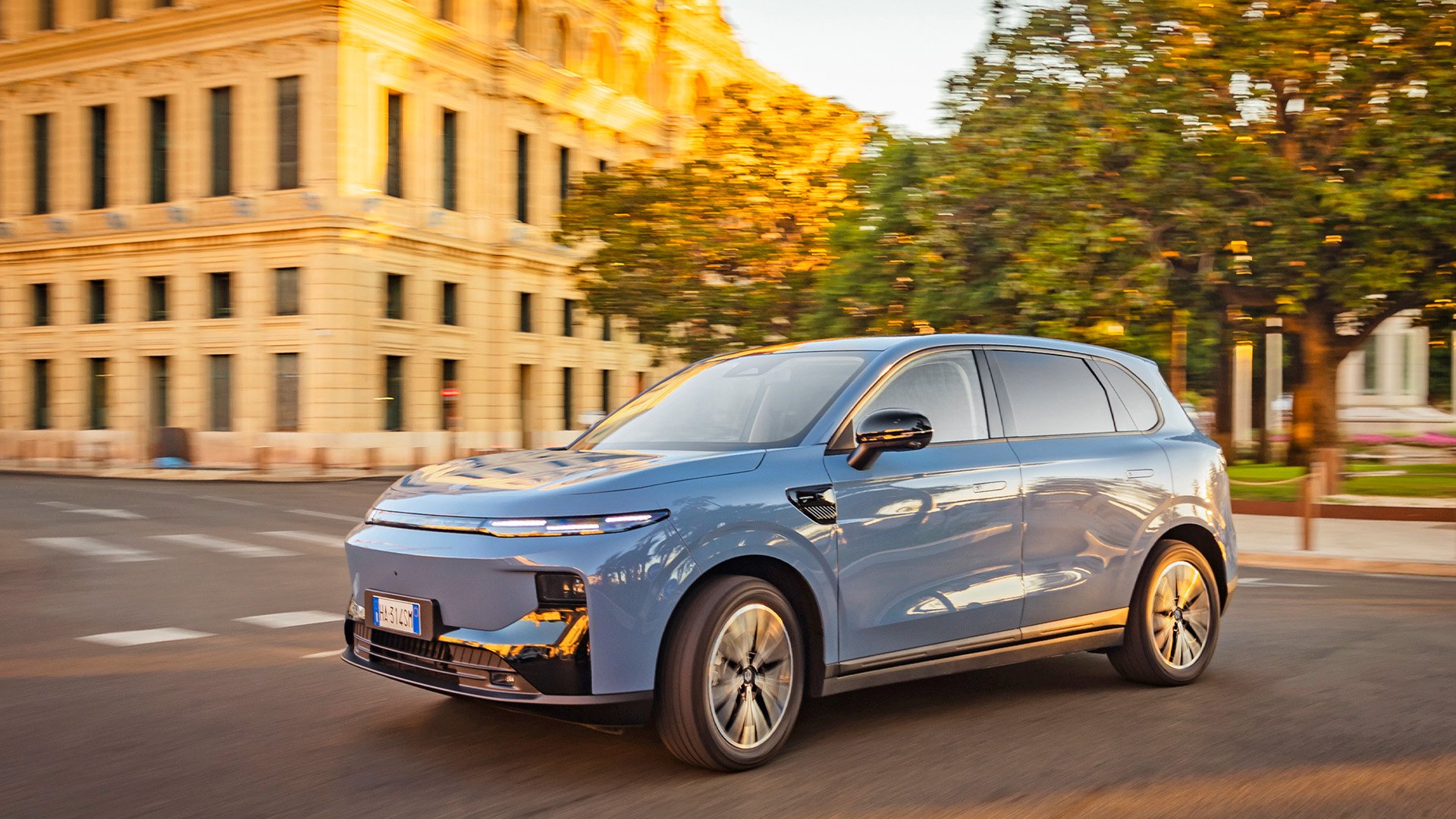 Blå Leapmotor B10 snett framifrån i stadsmiljö.