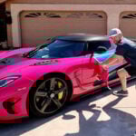 The Stradman med sin Koenigsegg Agera på garageuppfarten i Arizona.