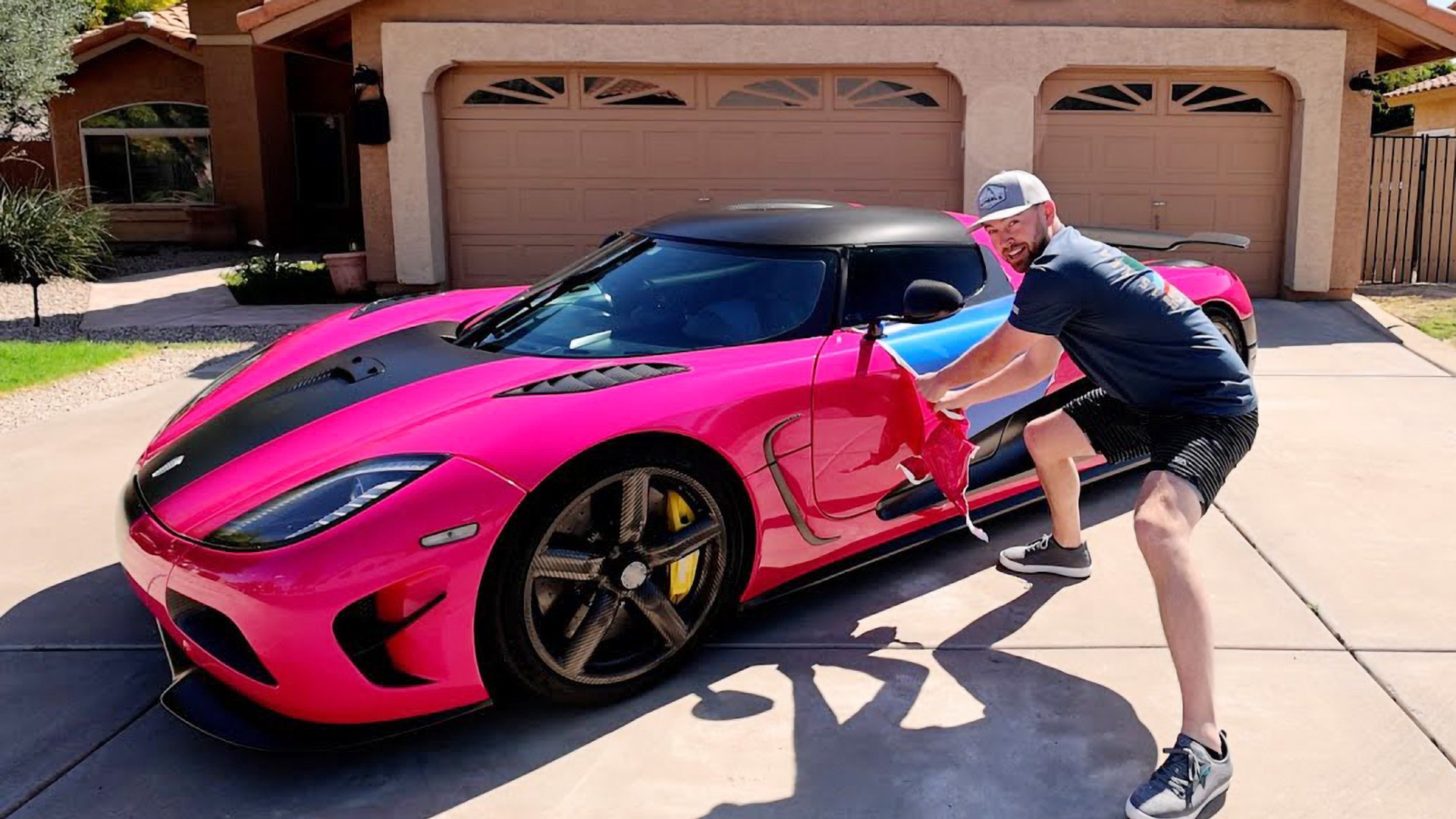 The Stradman med sin Koenigsegg Agera på garageuppfarten i Arizona.
