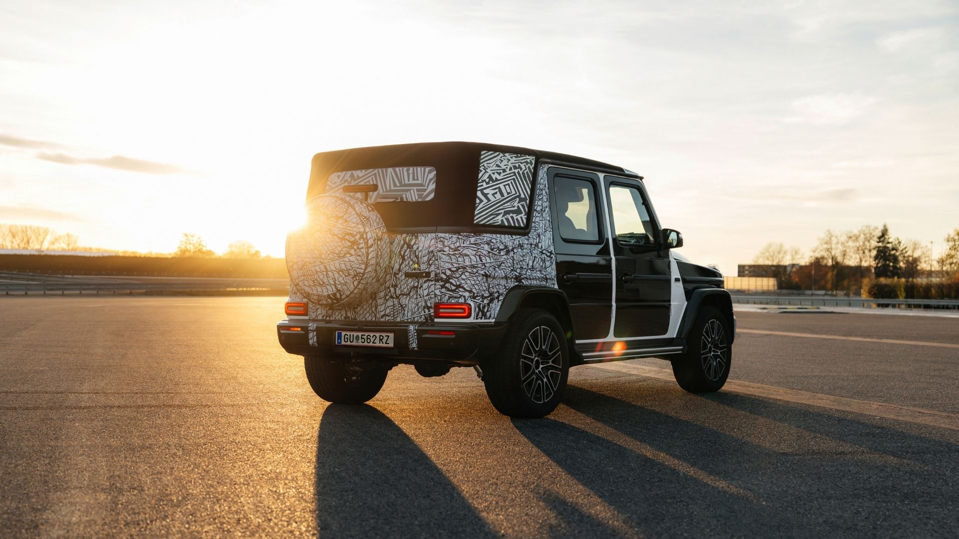 Stillastående Mercedes G-Klass Cab i solnedgång