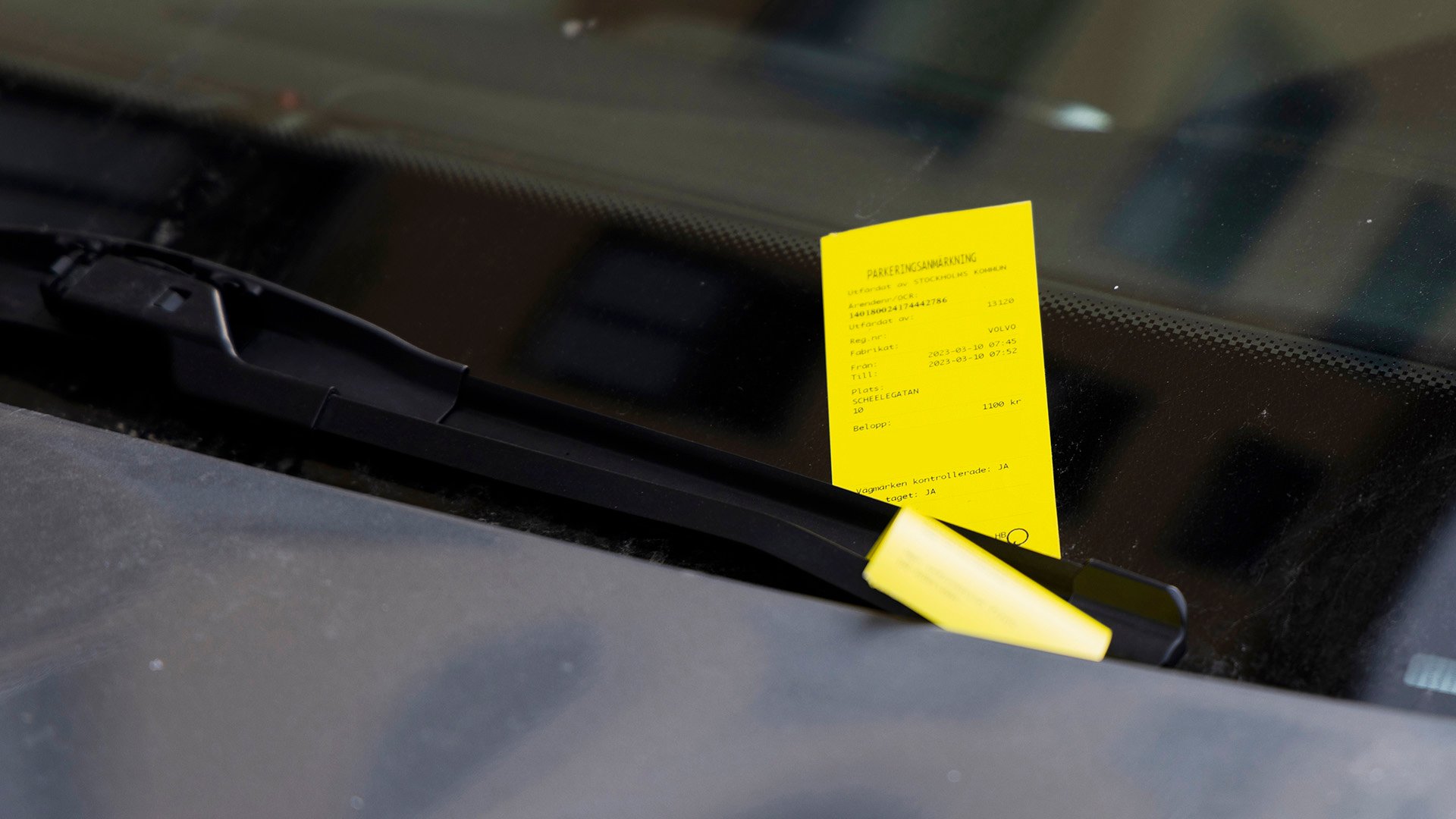 Gul p-bot på vindrutan