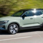 Grön Volvo EX40 från sidan