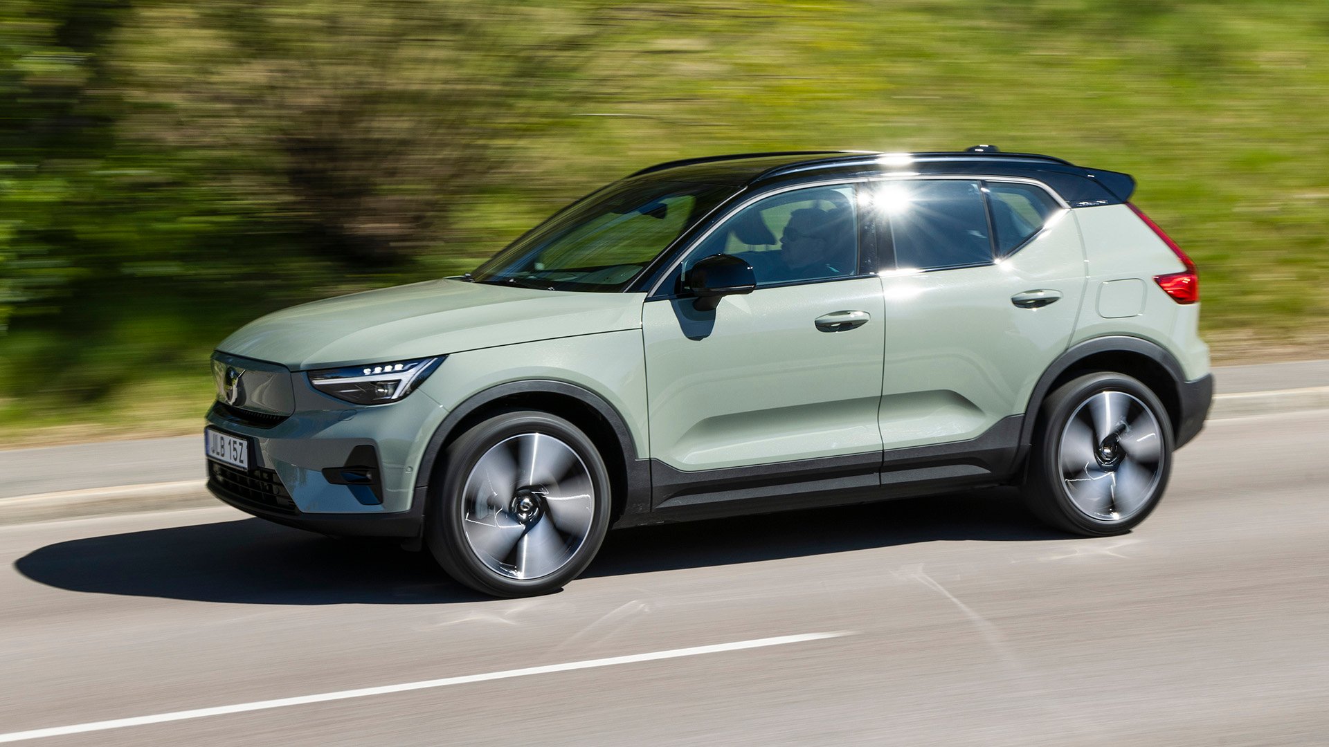 Grön Volvo EX40 från sidan