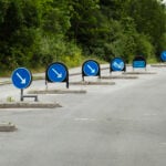 En mängd refuger med påbudsmärke om körning i höger körfält.