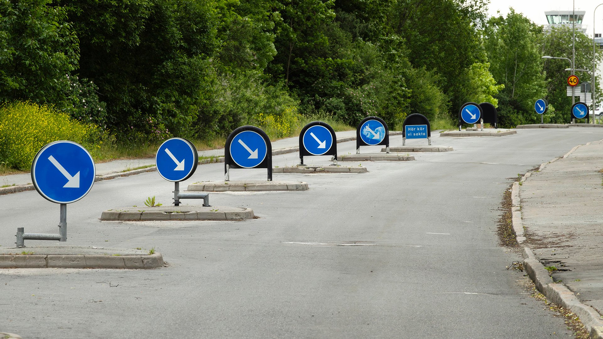 En mängd refuger med påbudsmärke om körning i höger körfält.
