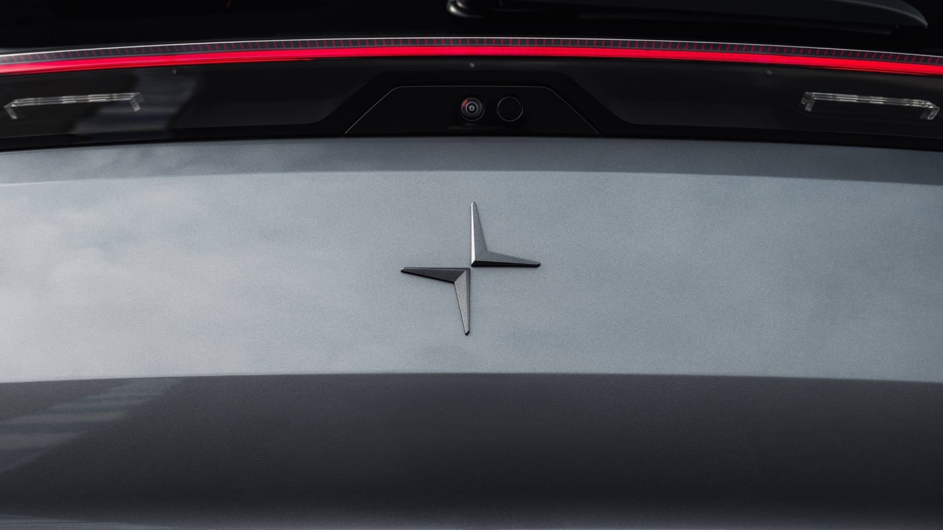 Polestars logotyp på bakluckan av en elbil